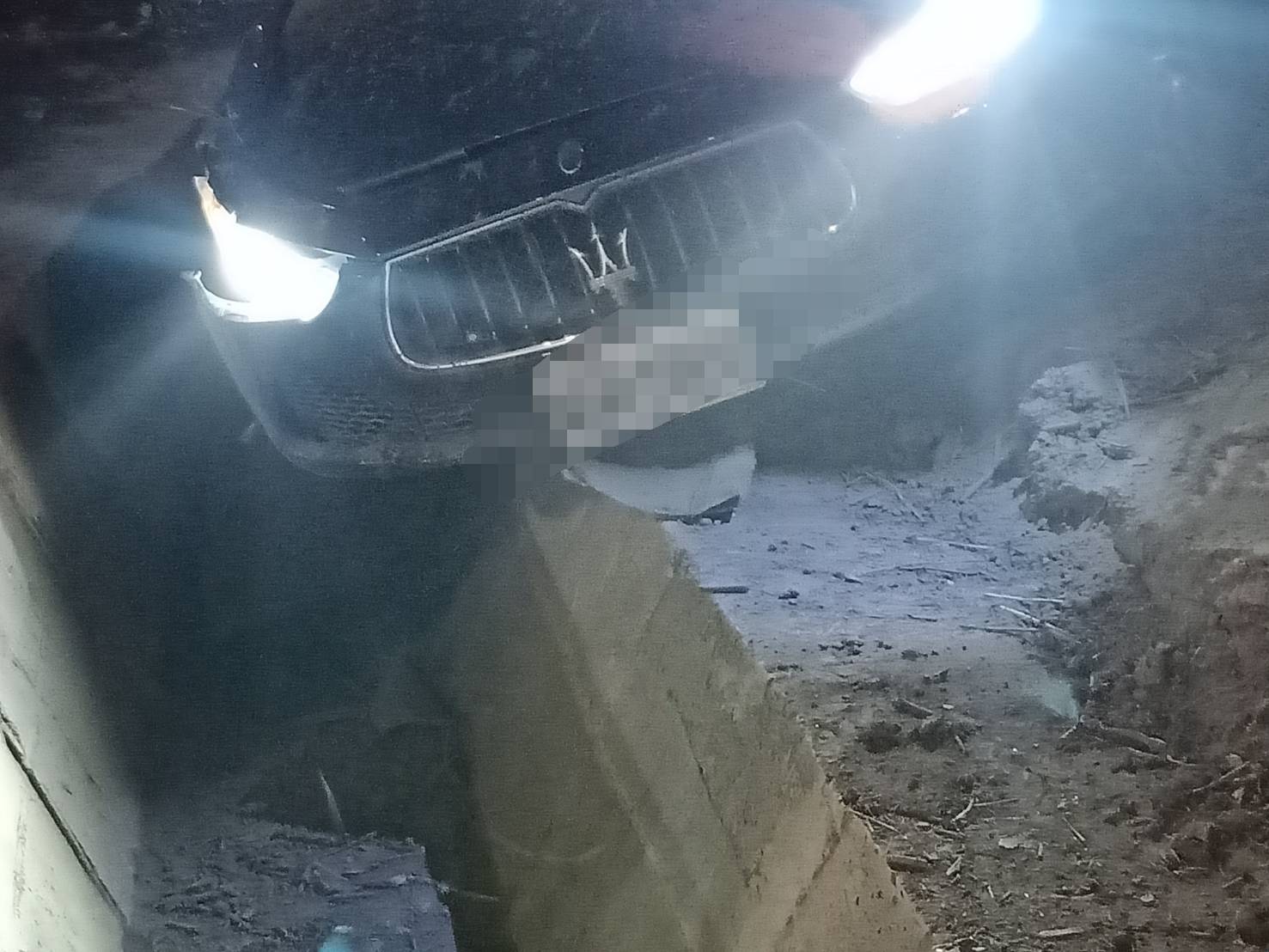 「海神」瑪沙拉蒂名衝破國道護欄 疑與賓士車擦撞駕駛命危 - https://www.watchmedia01.com