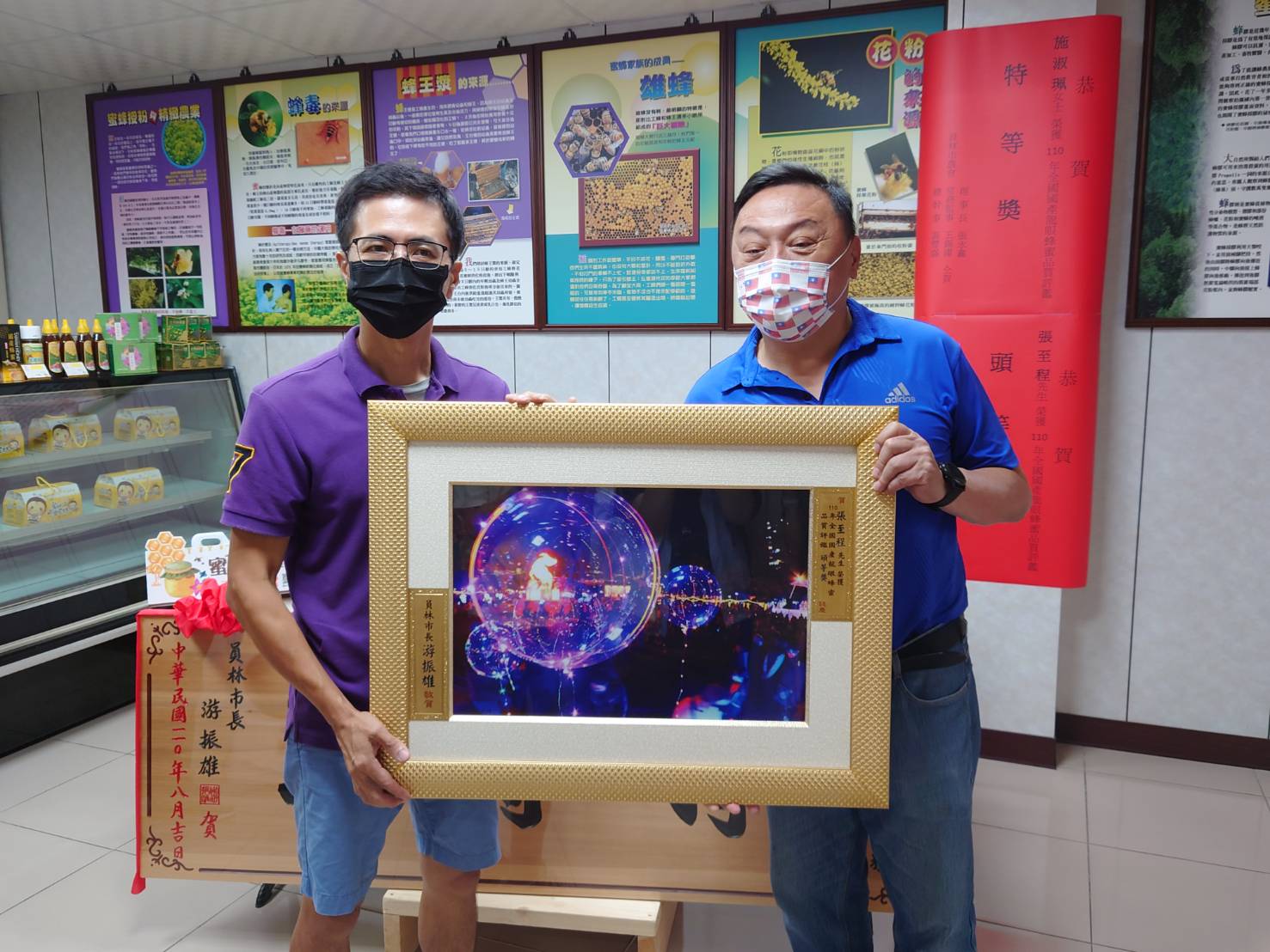 嗡嗡嗡 員林市張至程、施淑珮夫妻檔國產龍眼蜂蜜獎不完 - https://www.watchmedia01.com