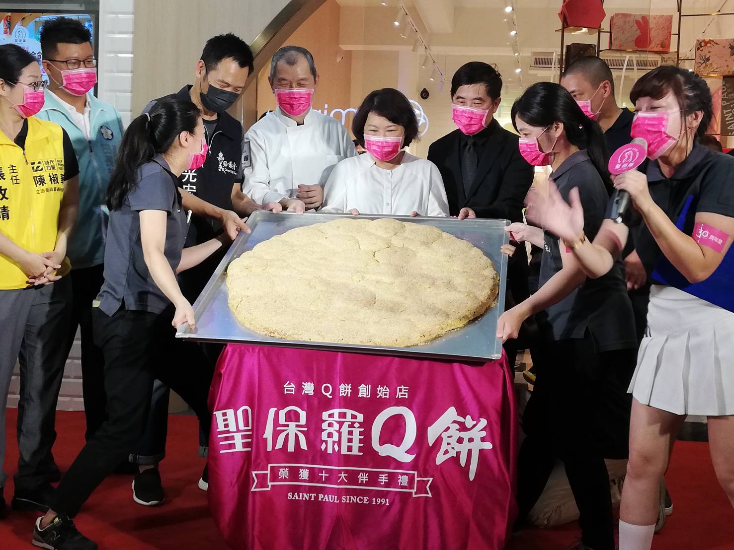 中央噴水旁的愛麗絲夢遊仙境 糕餅老店成品牌精品 - https://www.watchmedia01.com