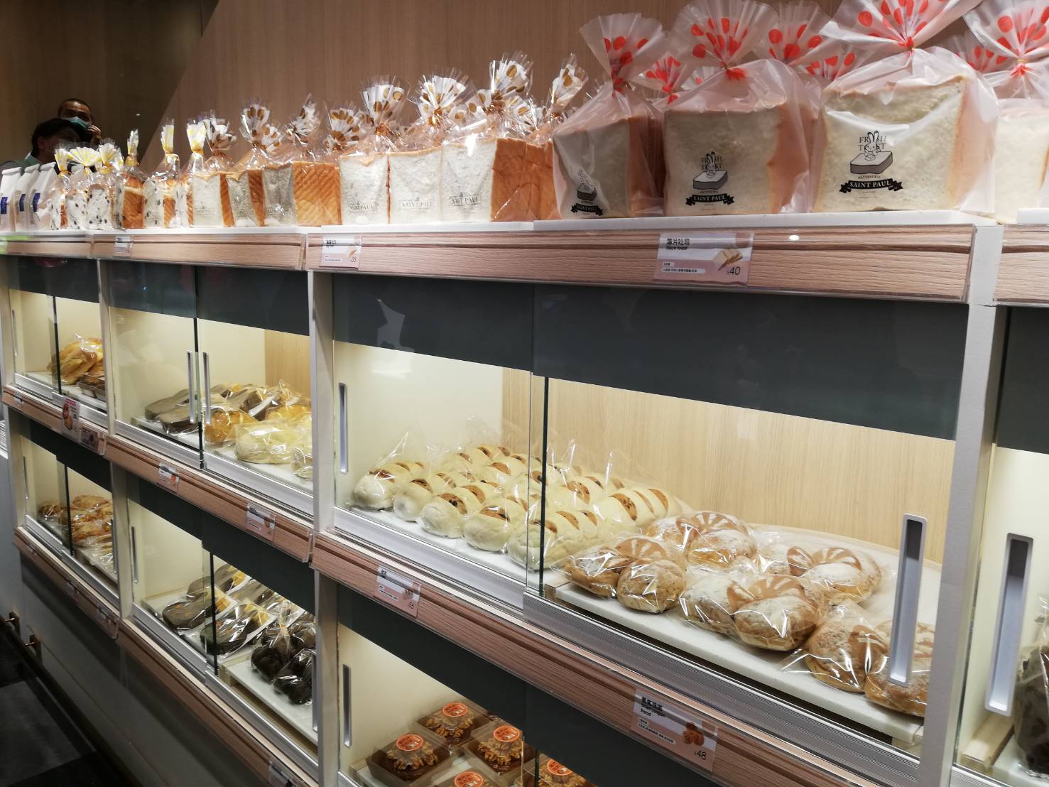 中央噴水旁的愛麗絲夢遊仙境 糕餅老店成品牌精品 - https://www.watchmedia01.com