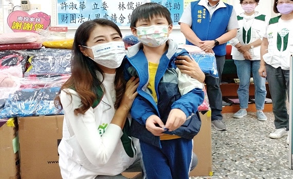 寒冬送暖加衣 禦寒羽絨衣溫暖南投家扶兒 - https://www.watchmedia01.com