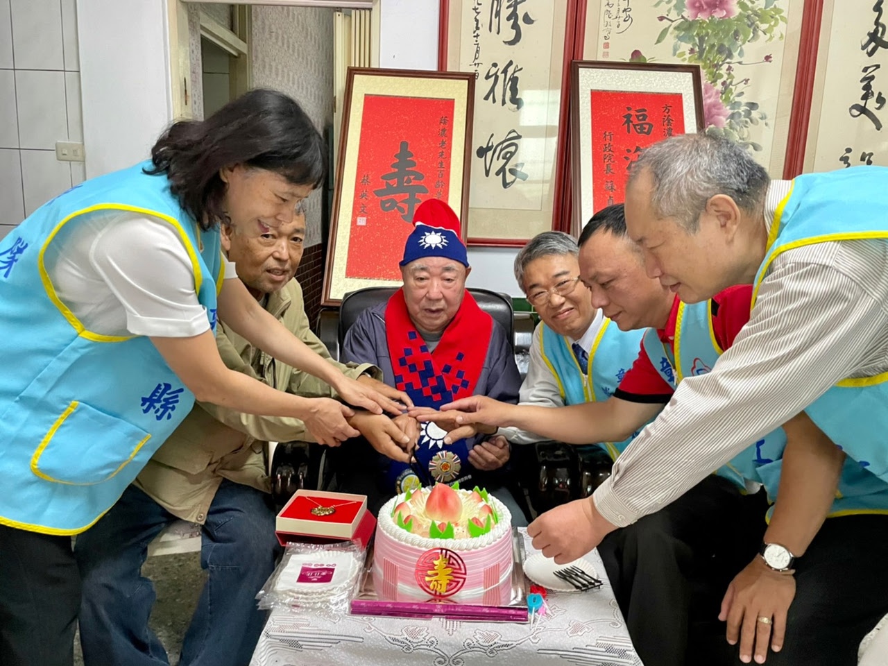 老兵方蔭濃百歲壽誕 總統贈壽屏 小而美慶生會溫馨滿滿 - https://www.watchmedia01.com