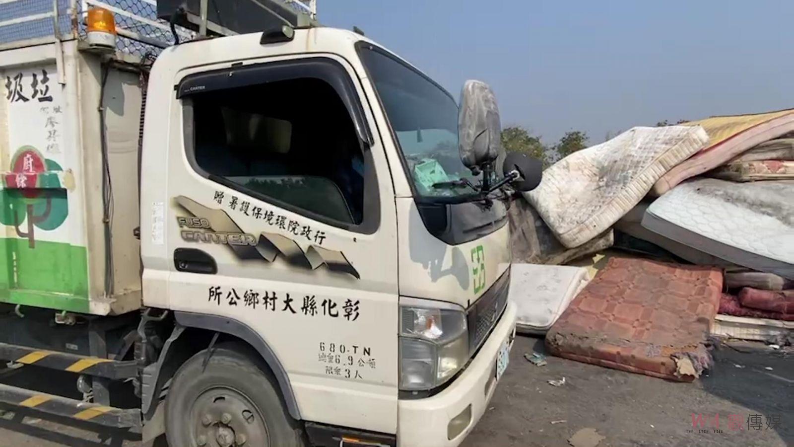 影/大村鄉公所清潔隊員載運流浪狗途中撞傷浪犬 愛媽指控蓄意 - https://www.watchmedia01.com