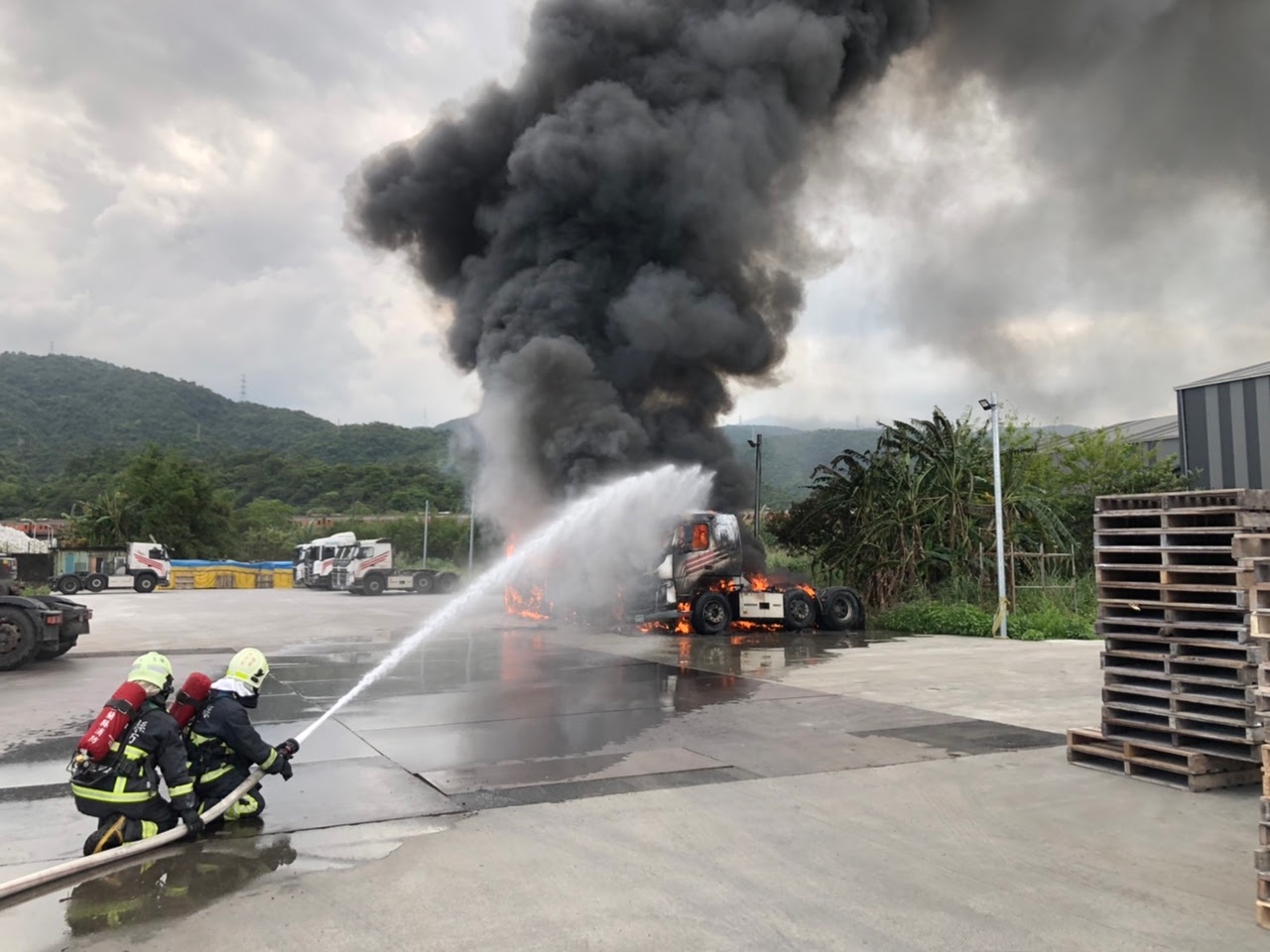 離奇!冬山鄉4聯結車車頭起火燃燒原因待查 - https://www.watchmedia01.com